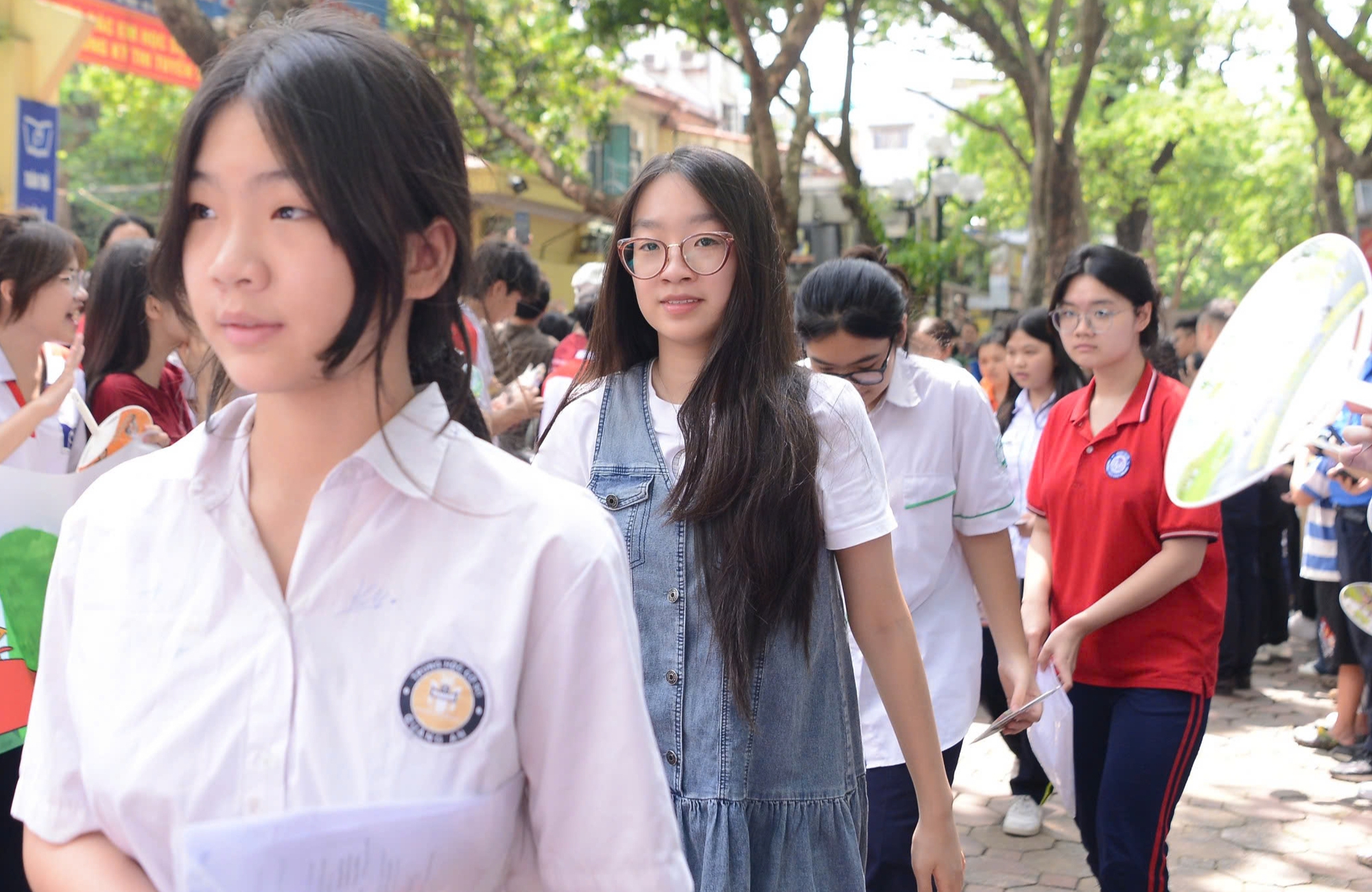 Đỗ Phương Uyên (điểm thi Trường THPT Kim Liên) chia sẻ: Theo em, đề thi môn Toán năm nay vừa tầm với năng lực của bản thân. Đề thi cũng bám sát chương trình học nên em khá tự tin với bài làm của mình.