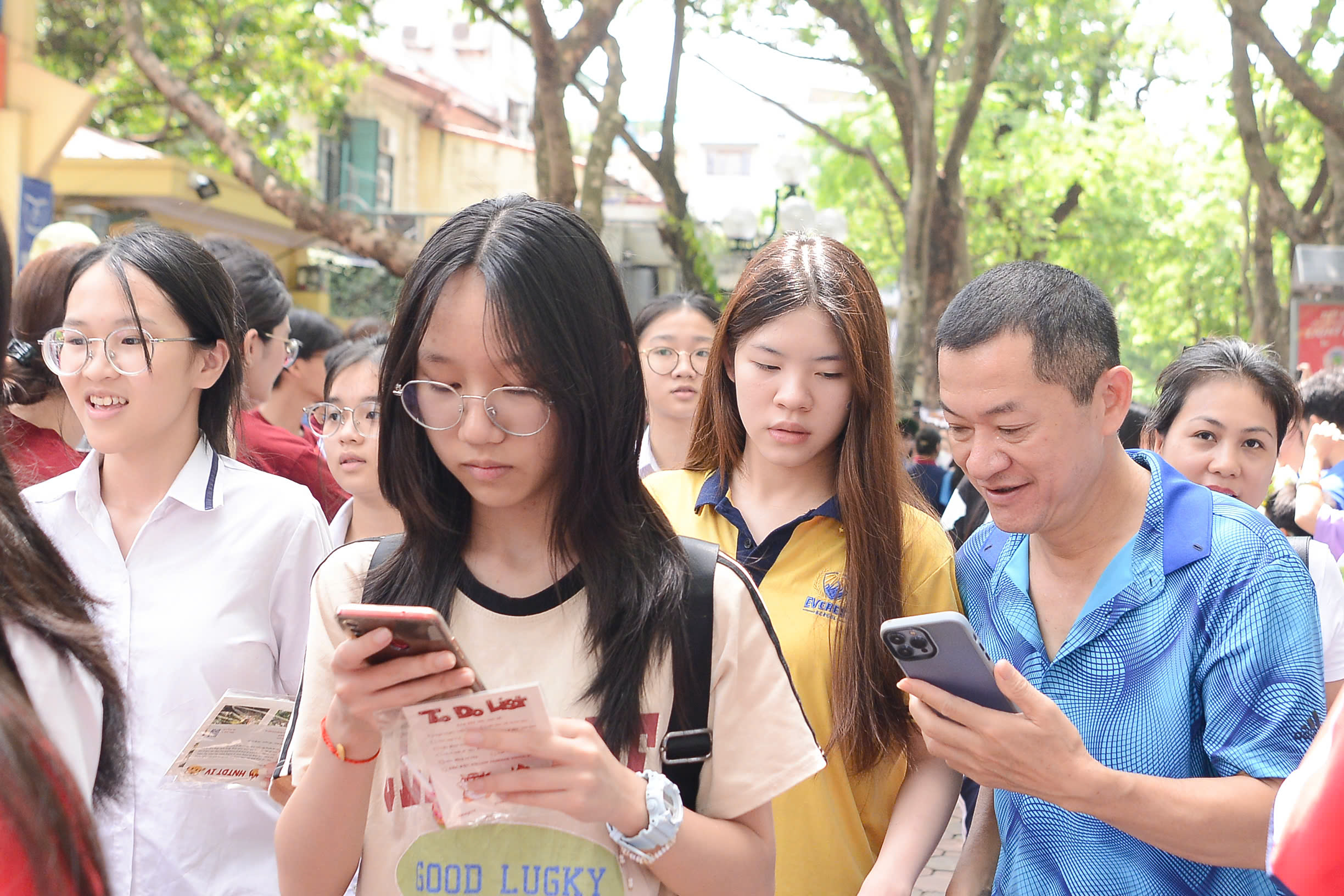 Tuy nhiên, cũng có thí sinh cho rằng đề thi vẫn còn một số câu khó nhằn, đòi hỏi sự tư duy sâu. Đề Toán năm nay có vẻ hơi khó nhằn ở câu vận dụng cao, đặc biệt là câu hình học. Em làm bài khá cẩn thận nhưng vẫn cảm thấy chưa thực sự chắc chắn. Chắc em chỉ được khoảng hơn 6 điểm thôi ạ, một thí sinh chia sẻ.