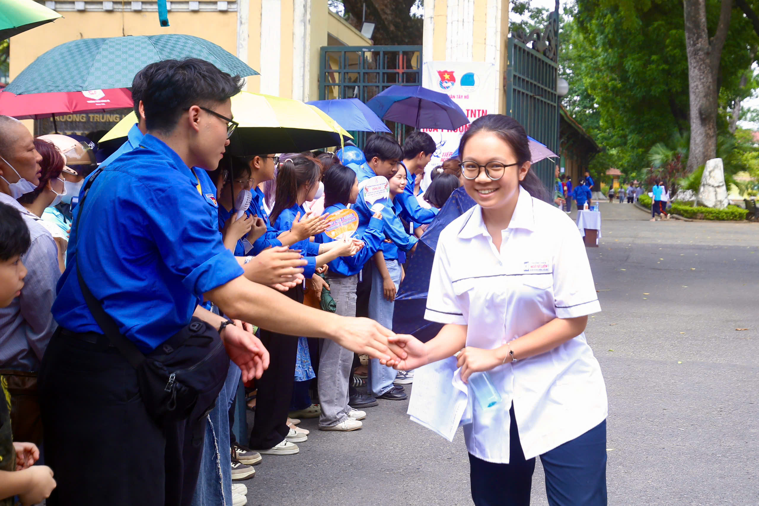 Với những thí sinh thi chuyên thì môn thi hôm nay chưa phải là môn thi cuối. Vũ Thu Hà chia sẻ đầy quyết tâm: Các bạn thi công lập thì sau buổi thi Toán này là xong, nhưng với các thí sinh thi chuyên như em, cuộc chiến vẫn chưa khép lại. Ngày mai, chúng em còn chiến đấu nốt môn chuyên. Em đặt hết hy vọng vào bài thi ngày mai, mong sẽ làm thật tốt để chạm đến ước mơ sẽ đỗ vào Trường THPT Chuyên Hà Nội - Amsterdam, đó là nguyện vọng 1 của em.