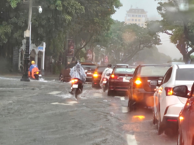 Sáng nay nhiều khu vực xuất hiện mưa lớn.