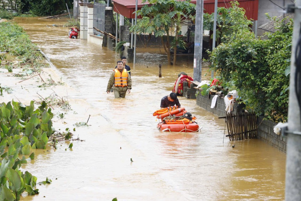 Công an Lai Châu dầm mưa, xuyên đêm cứu trợ các hộ dân bị cô lập do mưa lũ - 2