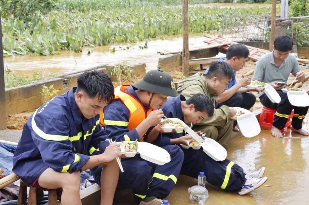 Công an Lai Châu dầm mưa, xuyên đêm cứu trợ các hộ dân bị cô lập do mưa lũ - 7