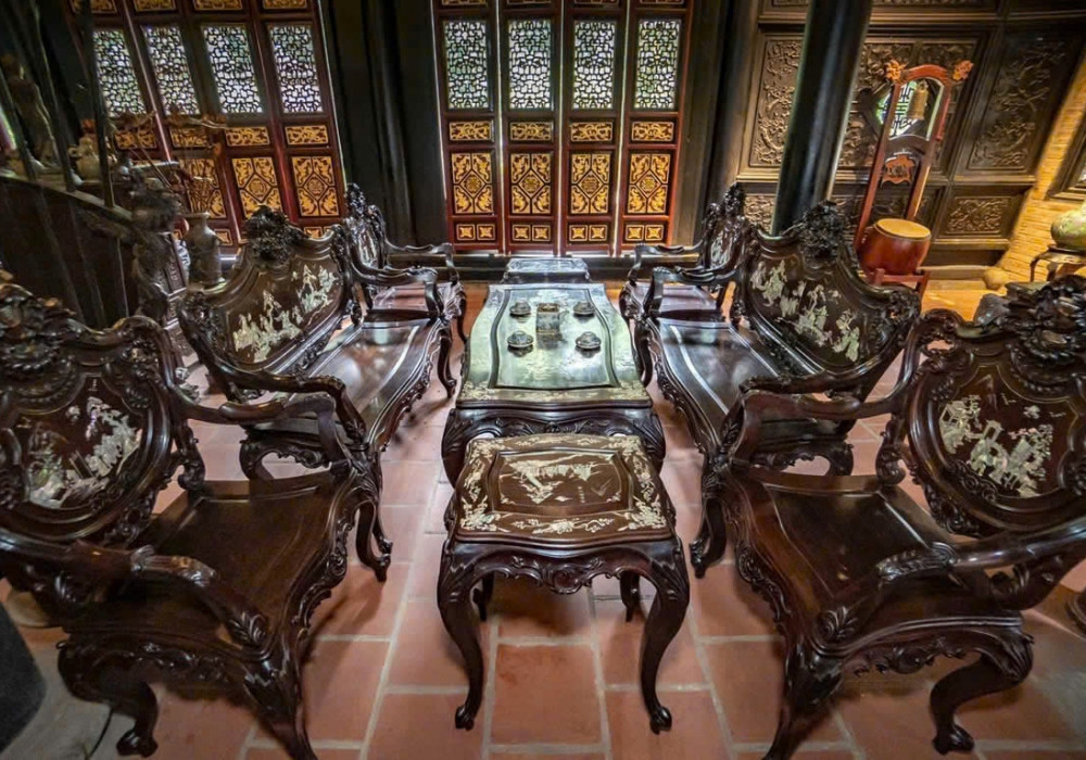 Nội thất trong nhà chủ yếu làm từ các loại gỗ quý. 