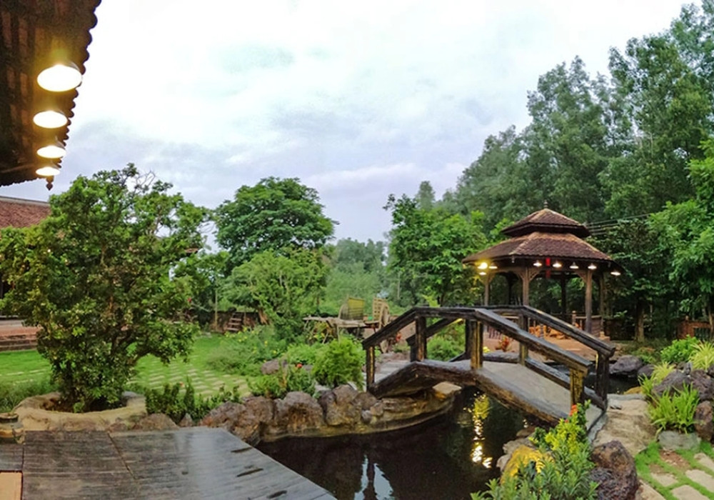 Nam nghệ sĩ xây hòn non bộ, nuôi cá Koi trong khu vườn. 