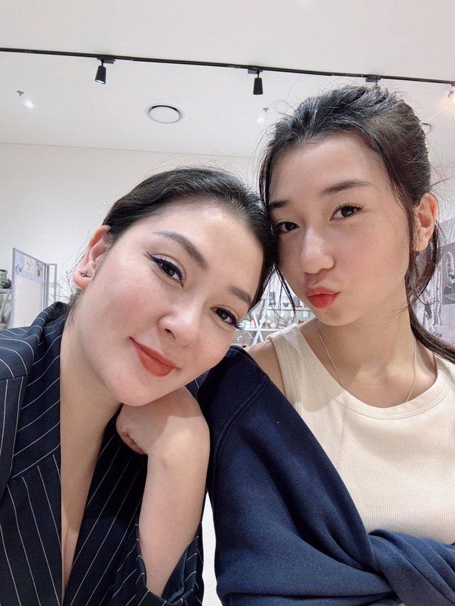 Con gái tốt nghiệp cấp 3, Hoa hậu Nguyễn Thị Huyền viết gửi con: amp;#39;Mẹ không mạnh mẽ thì phải biết làm thế nào?amp;#39; - 5