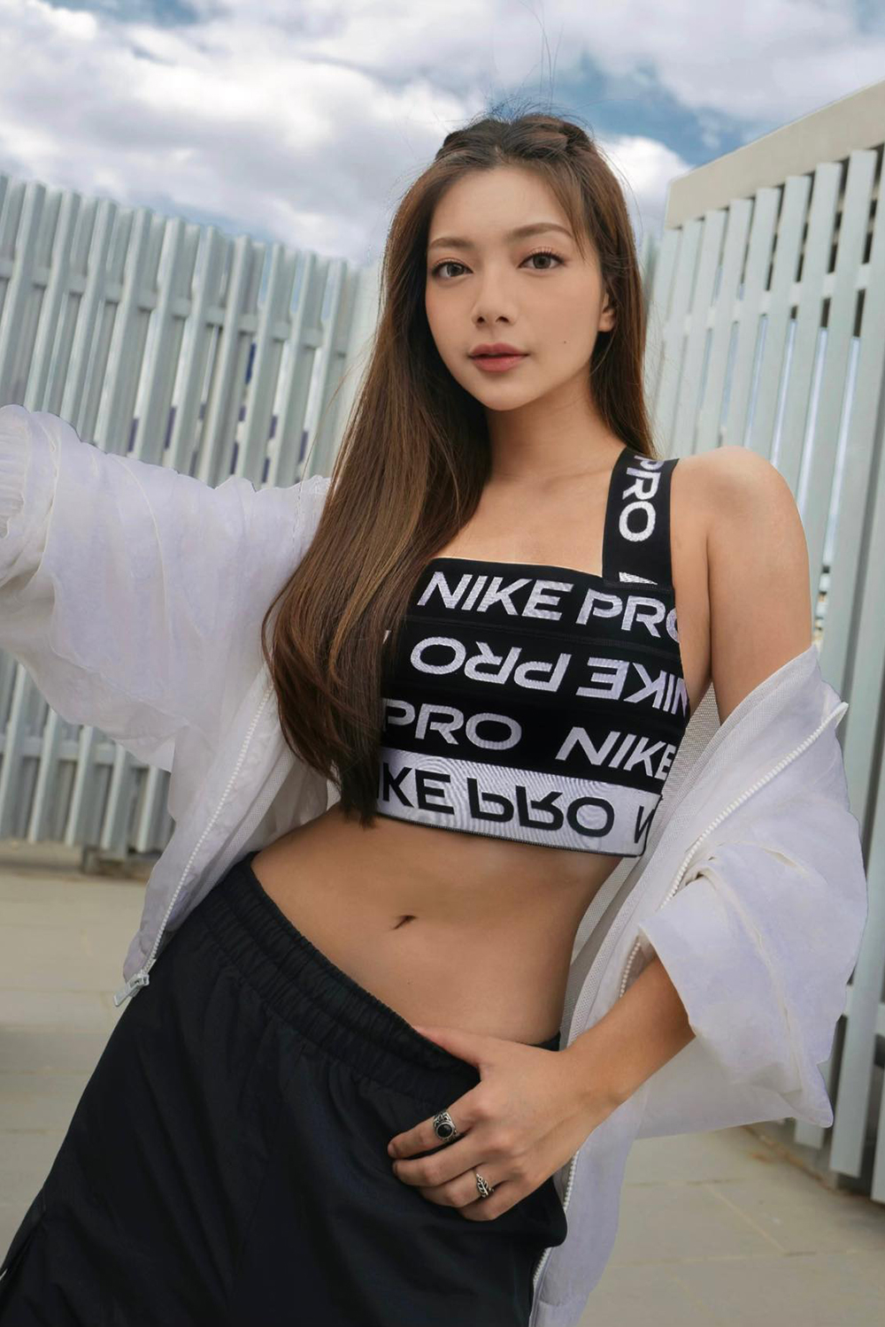 Cô biến hóa với trang phục thể thao như crop-top, quần cạp trễ.