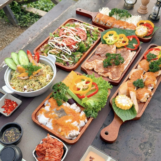 Lệ Quyên và Lâm Bảo Châu ăn tối ở quán nướng view tàu hỏa