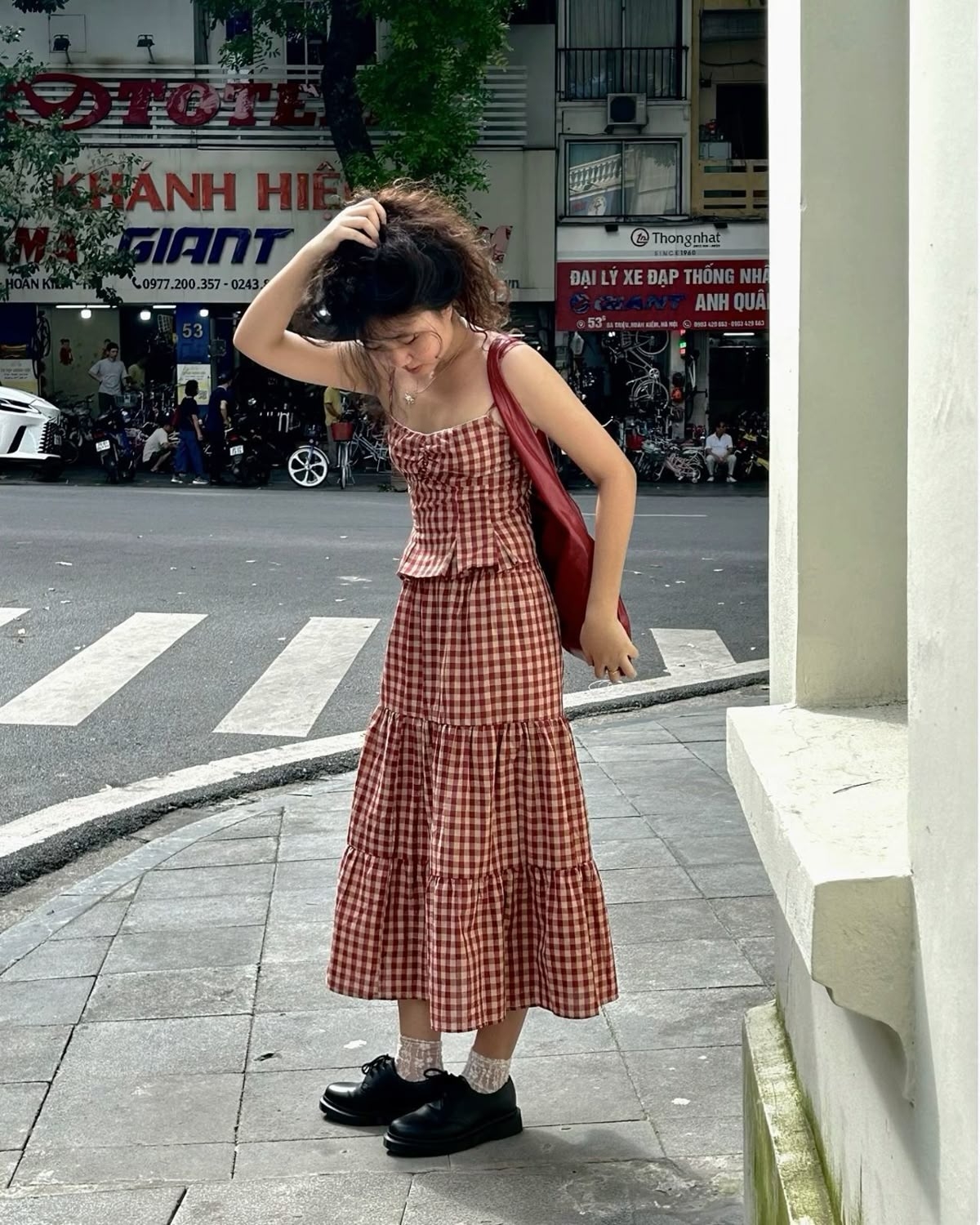 Diện váy áo đồng bộ là một trong những cách dễ nhất, tiện lợi, không tốn thời gian nghĩ cách phối, phù hợp với người bận rộn.