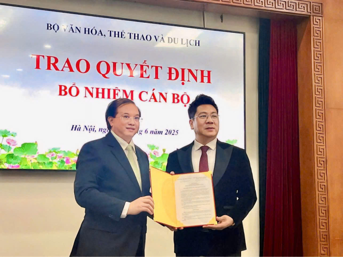 NSND Quốc Hưng (phải) khi nhận quyết định bổ nhiệm từ Thứ trưởng Tạ Quang Đông hôm 9/6.