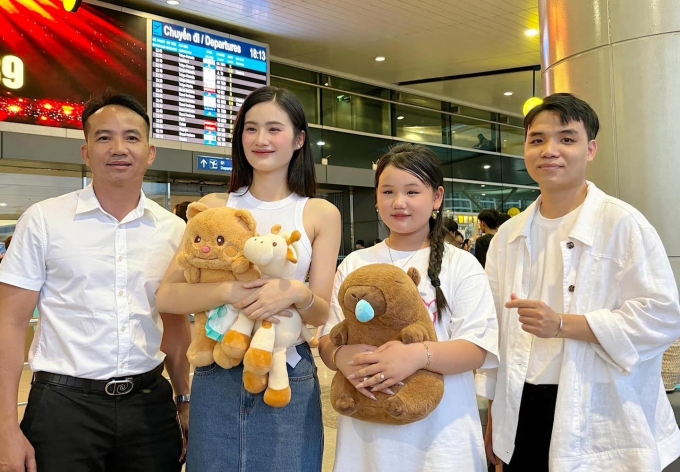 Anh Kiệt (phải) chụp ảnh cùng bố Ý Nhi (trái) và em gái của cô năm 2024. Ảnh: Nhân vật cung cấp