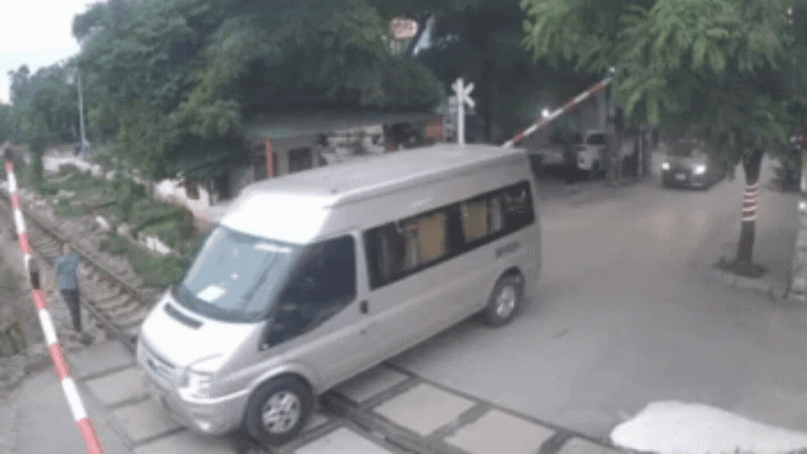 Tài xế xe 16 chỗ vượt ẩu gây nguy hiểm ngay trước giờ tàu chạy tới tại Thanh Trì, Hà Nội.