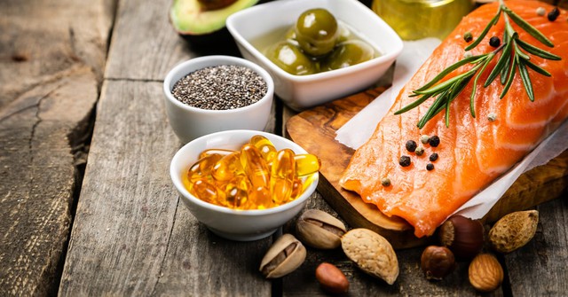 Nên ưu tiên các nguồn thực phẩm giàu omega-3 trong chế độ ăn.