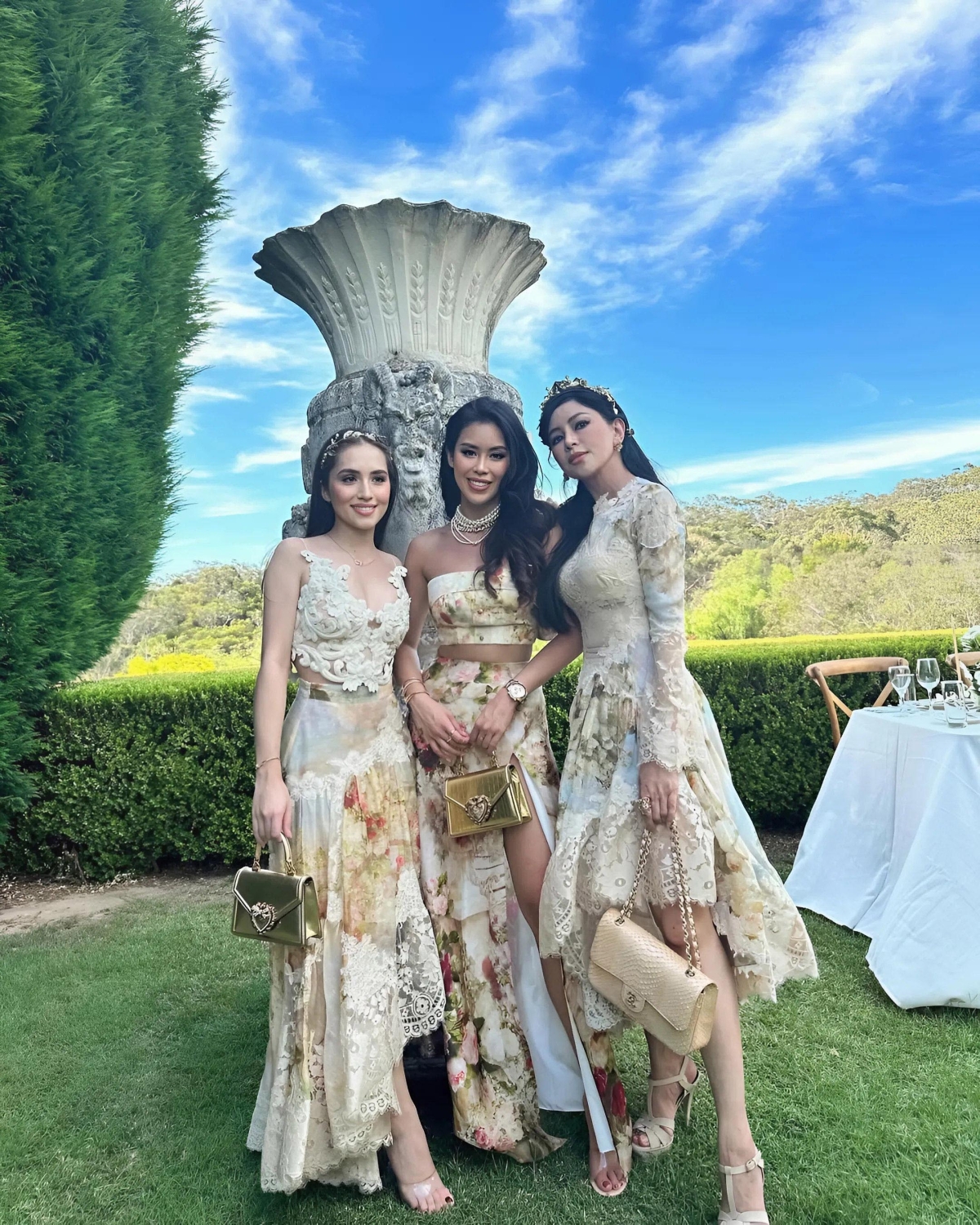 Chiếc túi còn theo nàng rich kid tới một sự kiện ở Sydney, Australia hồi tháng 12/2023. Trong khi đó, hot girl Marie Trâm Anh (trái) - bạn gái của em trai Tiên Nguyễn - chọn phiên bản màu ánh kim tương tự nhưng chất liệu da trơn.