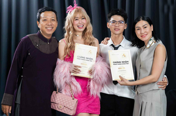 Khánh My vừa hoàn thành khóa học diễn xuất tại trung tâm do Kathy Uyên (bìa phải) thành lập, đầu tháng 6.