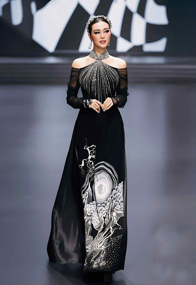 Khánh My diễn áo dài của NTK Đặng Trọng Minh Châu ở Vietnam International Fashion Week 2025, hôm 7/6.