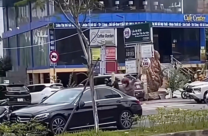 Người đàn ông dùng vật cứng đập phá xe.