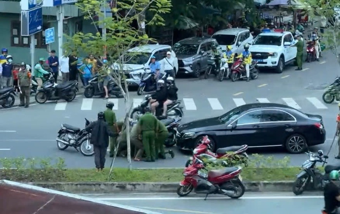 Cảnh sát đến hiện trường khống chế người đàn ông.