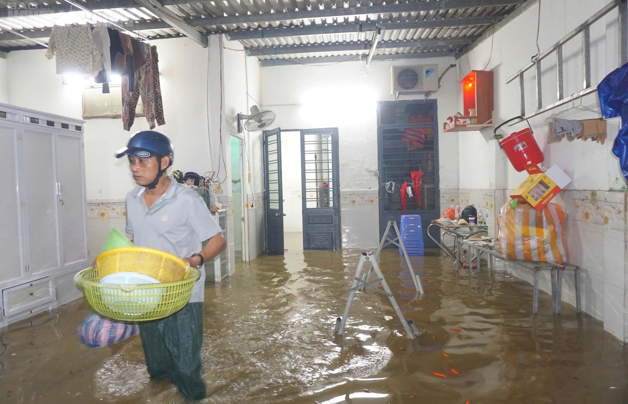 Đồ dùng sinh hoạt được chất vội lên cao khi nước bất ngờ dâng cao lúc nửa đêm