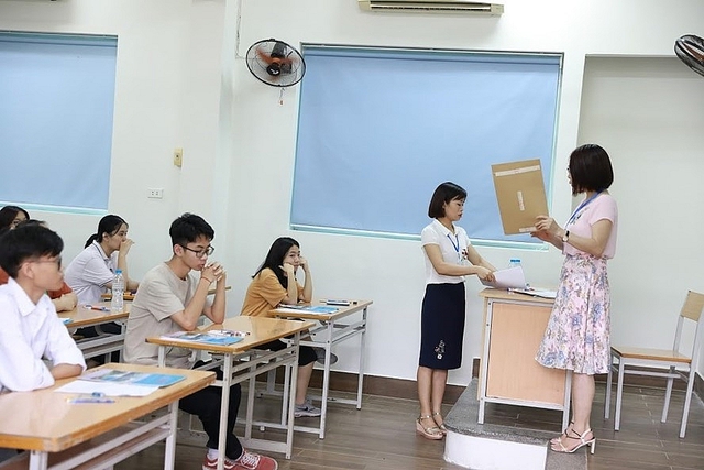 Kỳ thi tốt nghiệp THPT năm 2025 được tổ chức vào các ngày 25, 26, 27, 28/6. Trong đó: Ngày 25/6 làm thủ tục dự thi; ngày 26, 27/6 tổ chức coi thi; ngày 28/6 dự phòng.