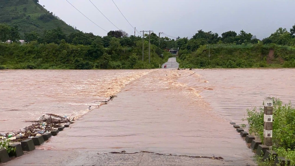 Bão số 1 gây mưa lớn khiến nước lũ dâng cao, chảy xiết qua các đập tràn ở huyện miền núi Quảng Trị.