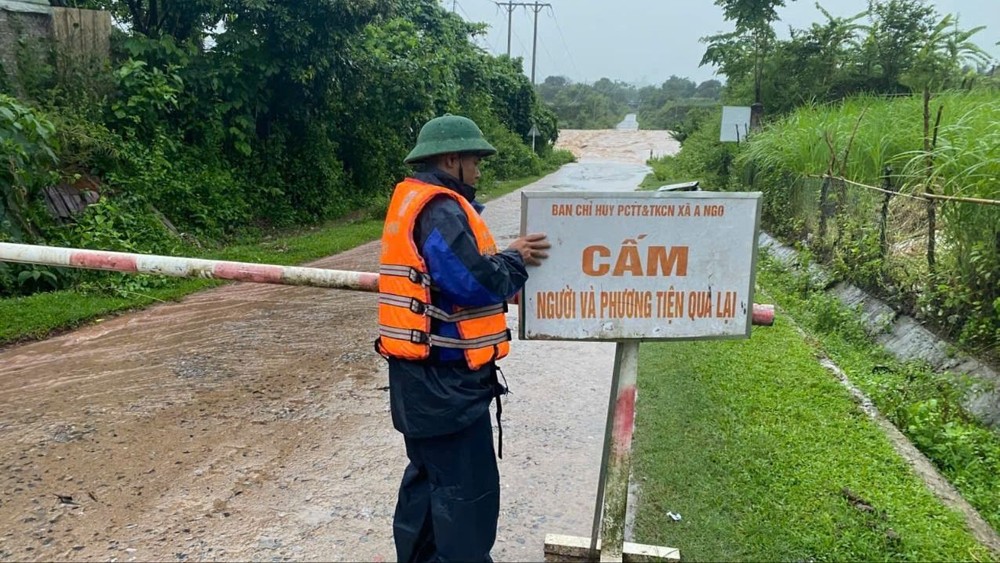 Lực lượng chức năng chốt chặn, đặt biển cấm người và phương tiện qua lại tại những khu vực nguy hiểm.