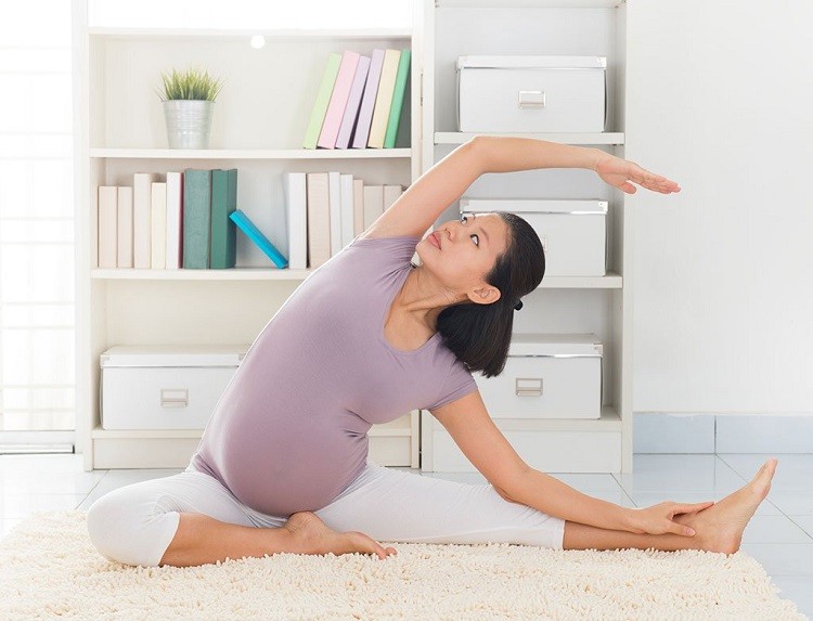 Các động tác yoga nhẹ nhàng cải thiện thể chất và sự dẻo dai cho cơ thể.