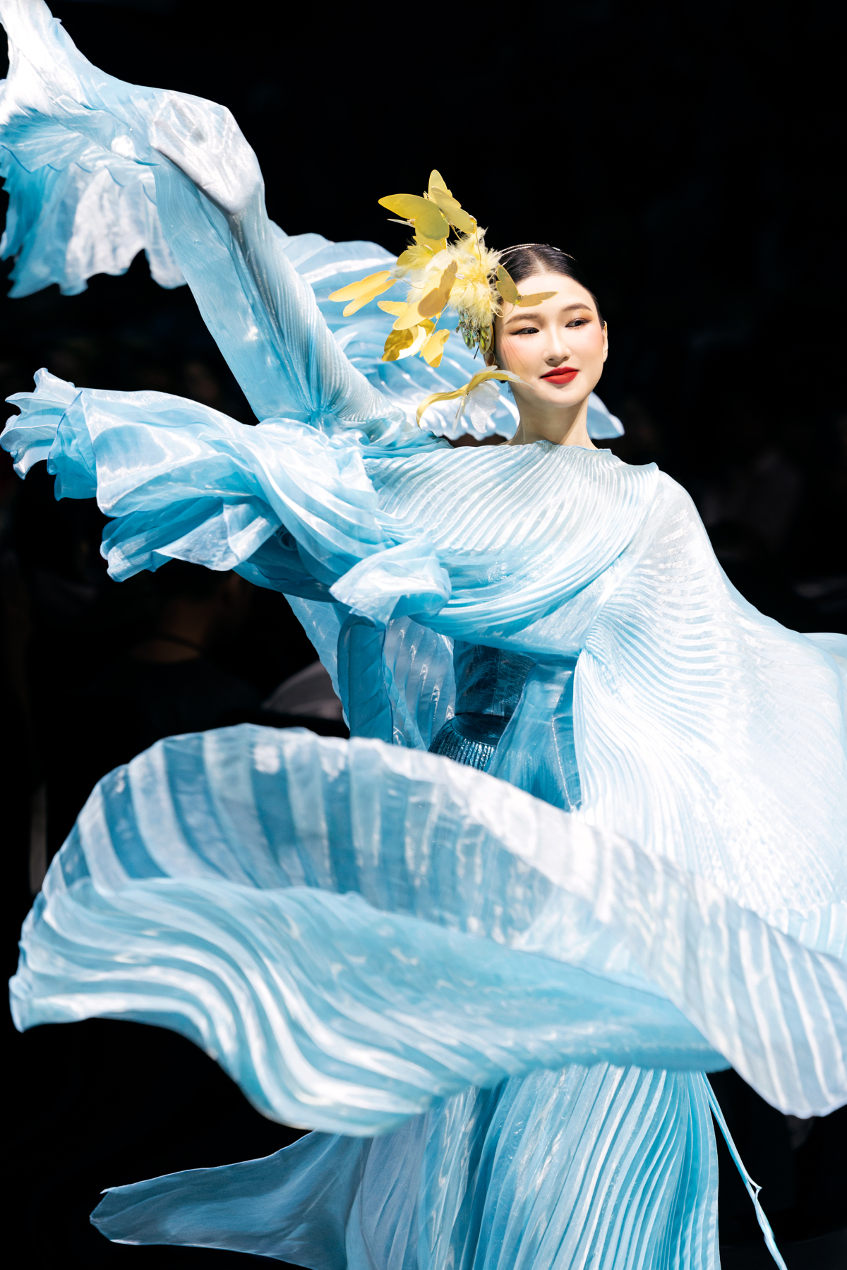   Màn trình diễn gây sốt của Nàng Mơ