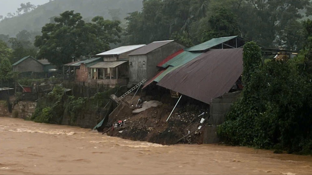 Căn nhà bị sập, nghiêng ra phía bờ suối.