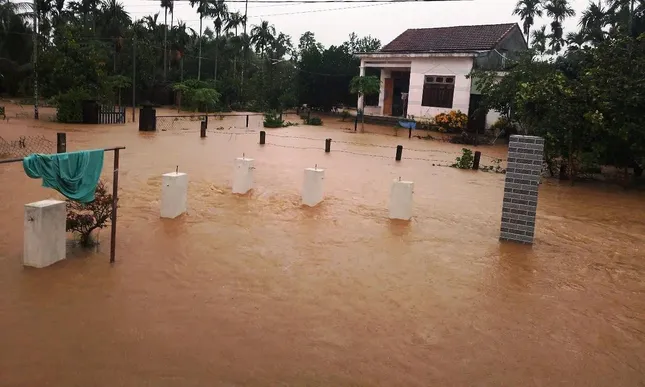 Nước lũ tấn công bủa vây tứ bề ở vùng rốn lũ Đại Hưng, huyện Đại Lộc, tỉnh Quảng Nam. Ảnh CTV