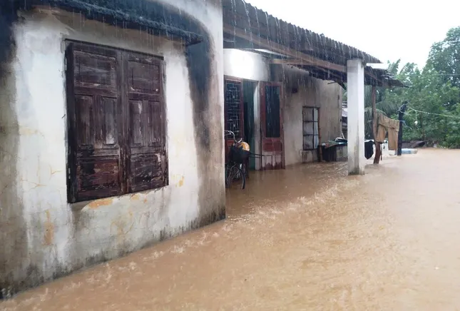 Lũ bất thường giữa hè khiến người dân trở tay không kịp.