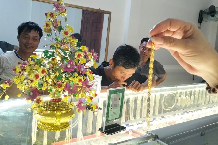 Khi đưa tài sản đến tiệm vàng bạc kiểm tra, cơ quan chức năng mới biết đó là trang sức giả vàng.