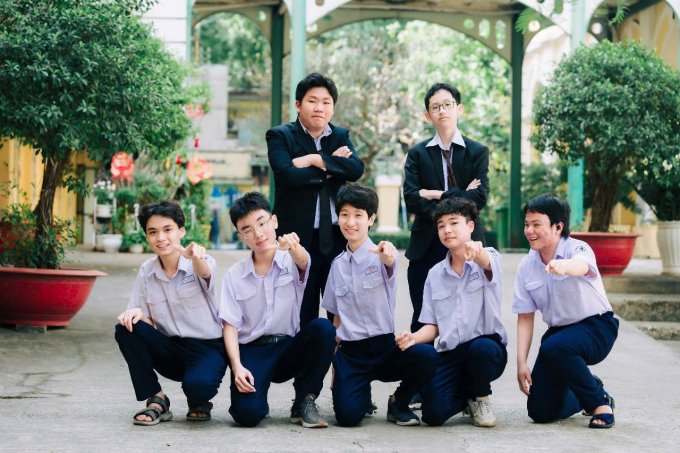 Nhóm bạn thân của Long (ngồi đầu từ trái qua) ở trường THPT chuyên Trần Đại Nghĩa. Ảnh: Nhân vật cung cấp 