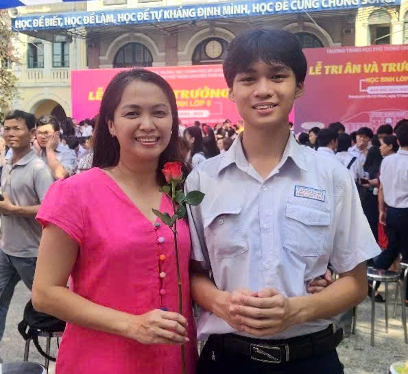 Long cùng mẹ trong lễ tri ân và trưởng thành cuối năm lớp 9. Ảnh: Nhân vật cung cấp