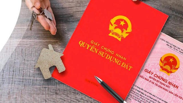 Bố mẹ muốn sang tên sổ đỏ cho con trong năm 2025 cần chuẩn bị những giấy tờ theo quy định. Ảnh minh họa: TL