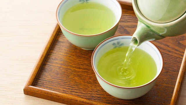Không nên ăn cua đồng cùng lúc với uống nước trà.