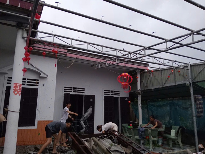 Sáng 13-6, ông Nguyễn Văn Tiến, Chủ tịch UBND xã Cẩm Trung, huyện Cẩm Xuyên, tỉnh Hà Tĩnh cho biết vào chiều tối 12-6, trên địa bàn xã này đã xảy ra một trận lốc xoáy mạnh khiến nhiều nhà của người dân bị tốc mái, hư hỏng nặng.
