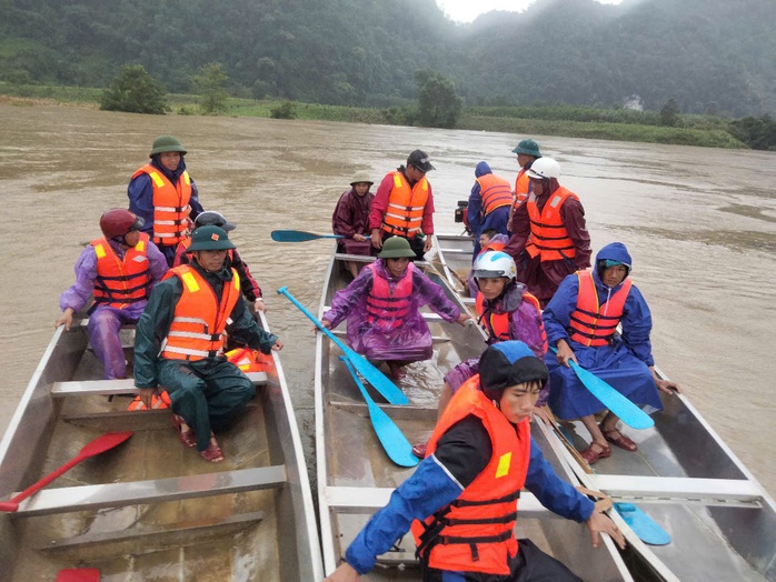 Lực lượng chức năng cùng người dân địa phương tổ chức tìm kiếm 2 người phụ nữ mất tích