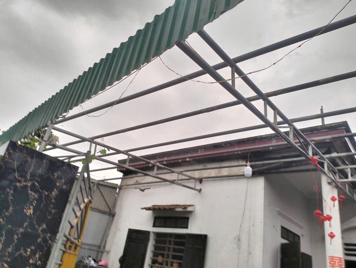 Qua thống kê bước đầu, trận lốc xoáy mạnh đã khiến hơn 30 ngôi nhà bị tốc mái, hư hỏng và nhiều công trình phụ trợ khác bị ảnh hưởng. Ngoài ra, nhiều tài sản của người dân trong nhà cũng bị hư hỏng.