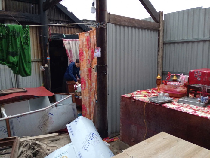 Đặc biệt, trong số hơn 30 ngôi nhà bị tốc mái, hư hỏng, có một ngôi nhà cấp bốn, làm bằng khung gỗ của bà Cao Thị Thanh (SN 1938, là vợ liệt sĩ), bị lốc xoáy cuốn bay toàn bộ hệ thống mái tôn, mái ngói prôximăng và các tấm tôn quây làm tường xung quanh.