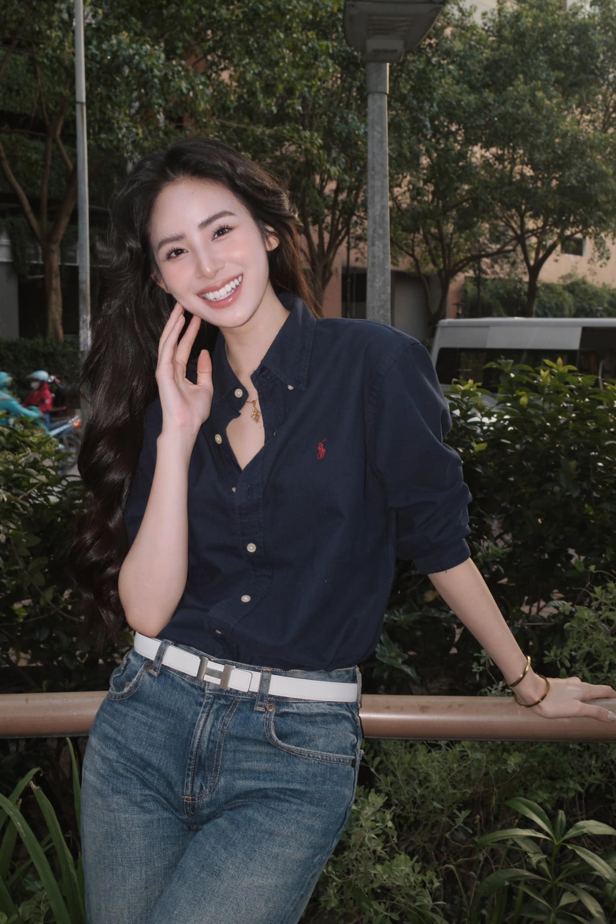 Thiết kế Hương Liên diện có tông màu navy với logo hình thêu logo kỵ sĩ chơi polo màu đỏ nổi bật. Dù phom dáng đơn giản, mẫu áo giúp nàng dâu hào môn trông thanh lịch, khoe khéo vóc dáng.