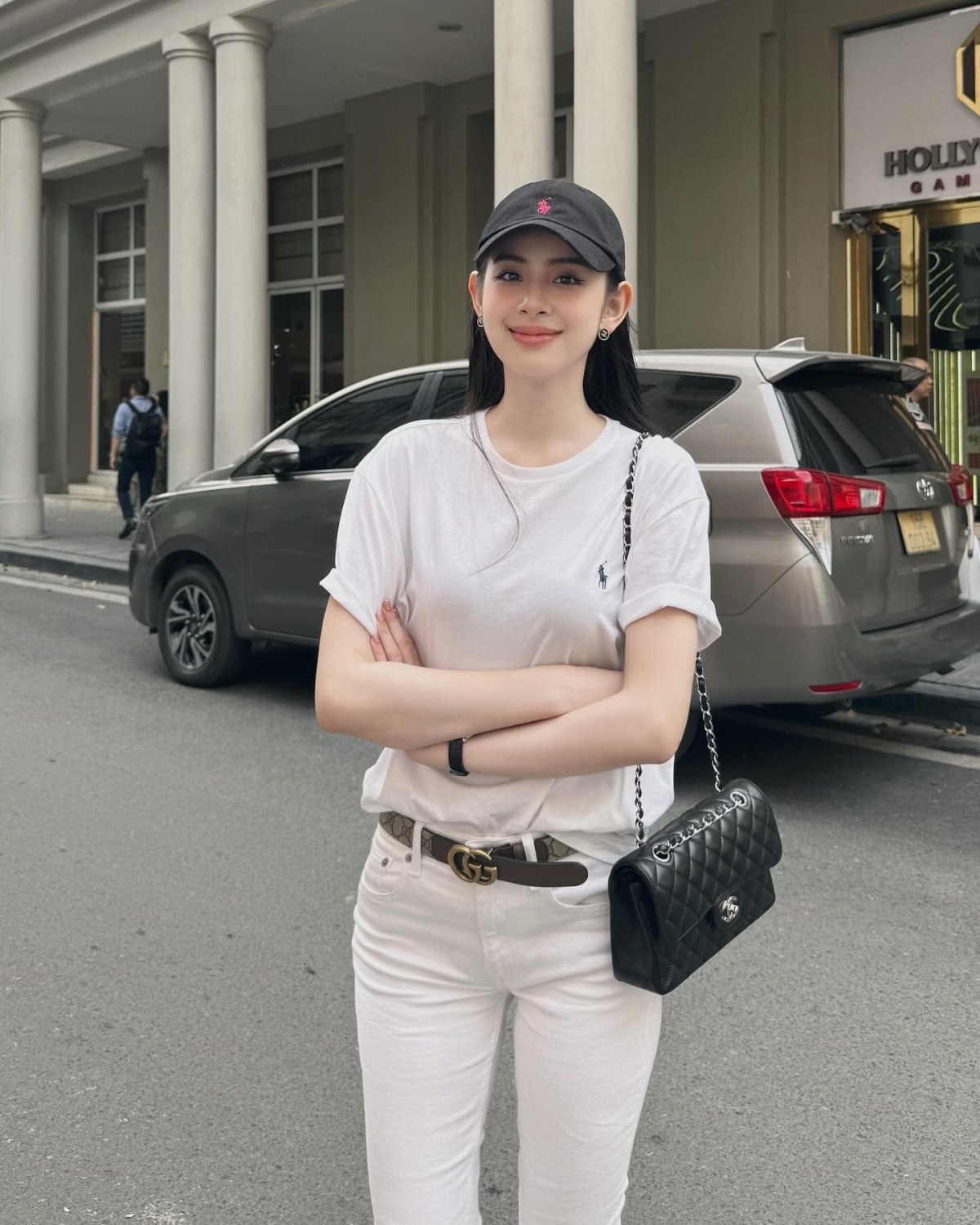 Thời gian gần đây, người đẹp vừa cưới chồng thiếu gia liên tục diện các trang phục của thương hiệu này. Cô sắm nhiều áo phông, sơ mi, áo len dệt kim hay cả mũ với hình thêu kỵ sĩ đặc trưng thương hiệu.