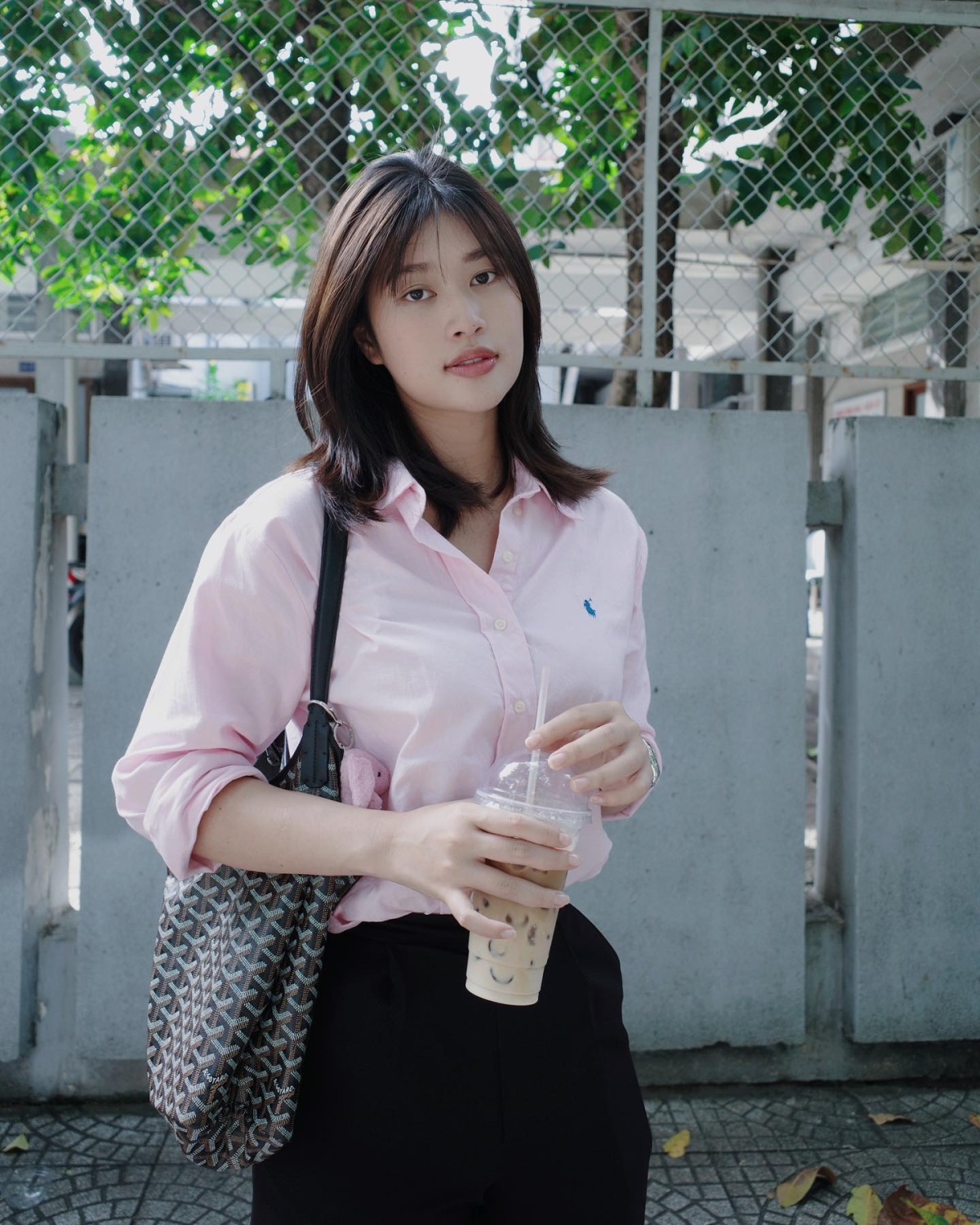 Hoa hậu Đoàn Thiên Ân hưởng ứng phong cách old money với áo sơ mi Polo Ralph Lauren cùng túi xách Goyard - những thương hiệu biểu tượng cho giới thượng lưu.