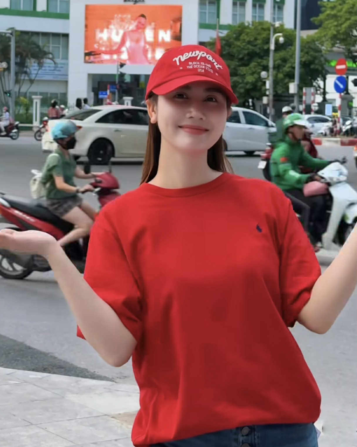Phan Minh Huyền khoe mặc chiếc áo phông Polo Ralph Lauren trên phố. Dù có mức giá không rẻ, từ hơn hai triệu đồng đến hơn 5 triệu đồng cho các mẫu quen thuộc như áo thun, polo, dệt kim..., trang phục của thương hiệu này vẫn đắt khách.