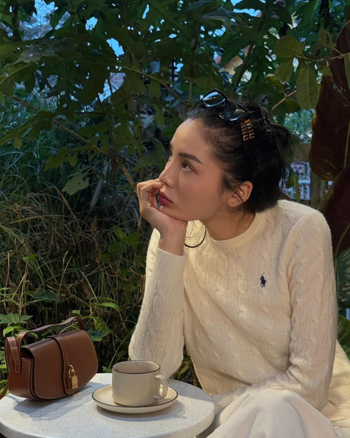 Xu hướng áo giàu ngầm cũng được sự ủng hộ của Kỳ Duyên. Hoa hậu nhiều lần mặc trang phục như áo len, sơ mi, mũ... của thương hiệu này. Dù kiểu dáng không đặc biệt, chính sự tinh giản của Polo Ralph Lauren tạo nên sự thu hút với các tín đồ thời trang.