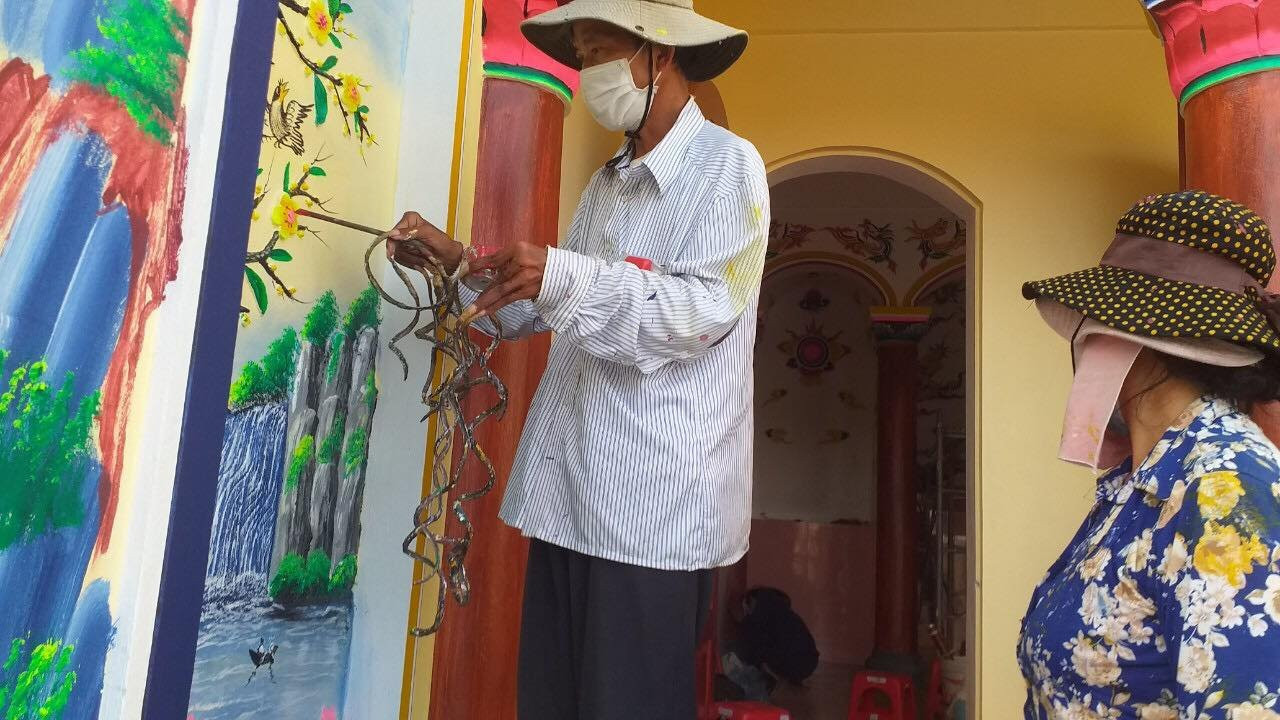 Dù nuôi bộ móng tay dài hơn 1m nhưng ông Huyền vẫn làm việc, sinh hoạt bình thường. Ảnh: Nhân vật cung cấp