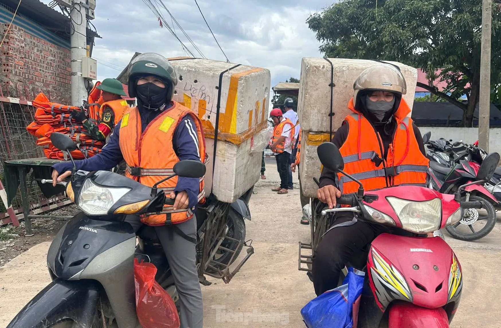 Người dân hạnh phúc khi phà hoạt động. Chị Nguyễn Thị Cúc ở huyện Tam Nông chia sẻ, cầu phao Phong Châu bị cắt, mỗi ngày chị phải di chuyển gần 50km để giao hàng ở TP. Việt Trì. Nay có phà, quãng đường giúp chị giao hàng thuận lợi hơn, tiết kiệm rất nhiều thời gian, công sức.