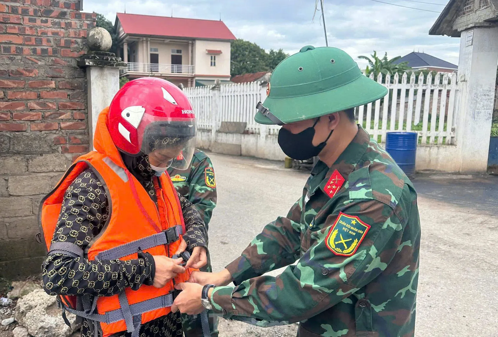Đại tá Nguyễn Đăng Chiến, Trưởng phòng Tuyên huấn, Binh chủng Công bình cho biết, phà quân sự hoạt động từ 6 giờ đến 20h hàng ngày. Sau 20h, đơn vị tiến hành bảo quản, bảo dưỡng phà và đầu kéo. Khi lưu tốc dòng chảy xuống dưới 2m/s đơn vị tiếp tục nối lại cầu và bảo đảm cầu phao phục vụ nhân dân đi lại.