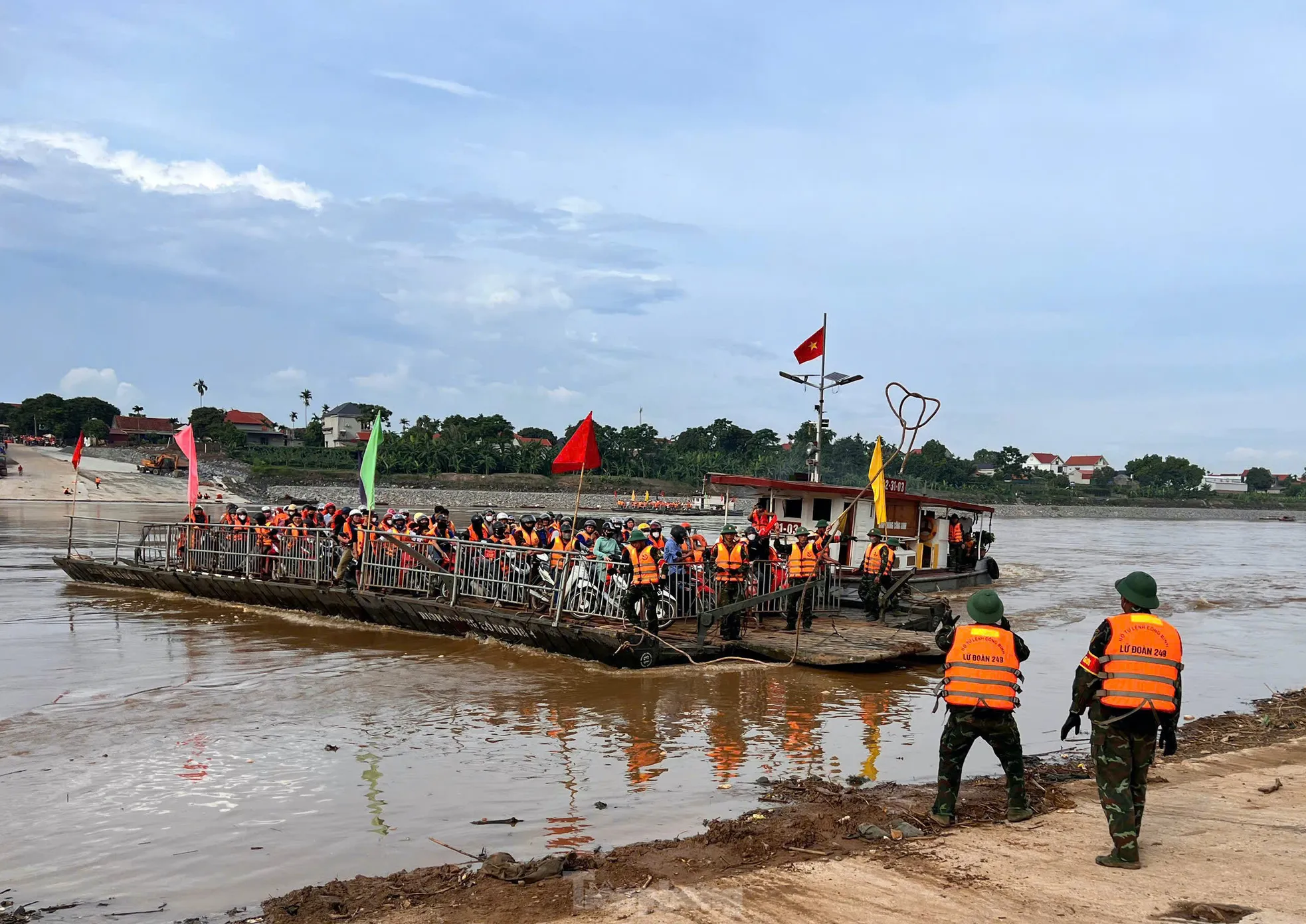 Phà quân sự bắt đầu khởi hành đưa người dân qua sông Hồng.
