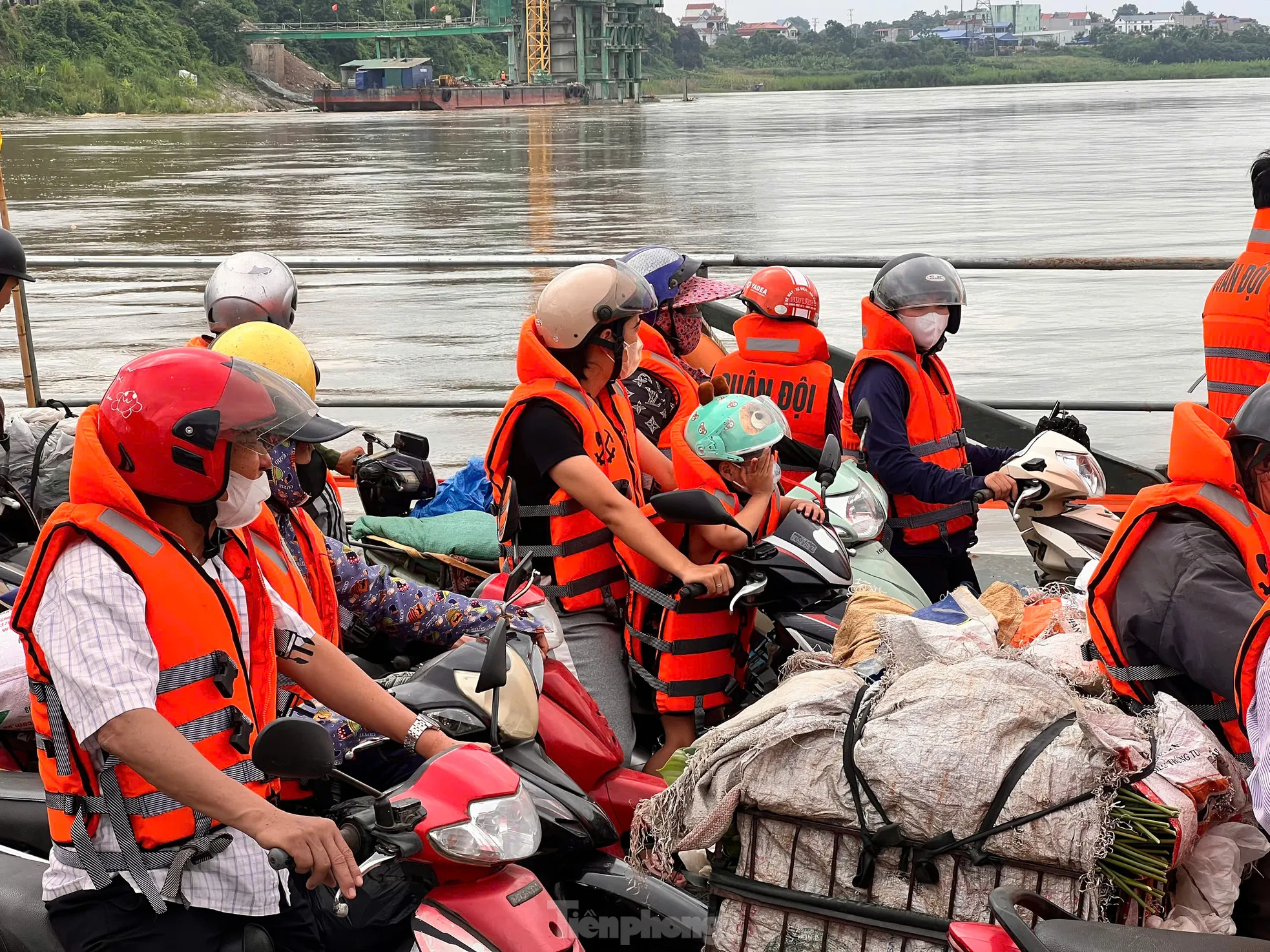 Người dân hạnh phúc khi có phà quân sự đưa qua sông mỗi ngày.