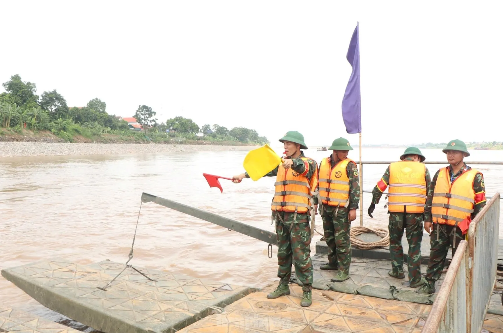 Bộ đội Công binh hoa tiêu để phà qua sông an toàn.